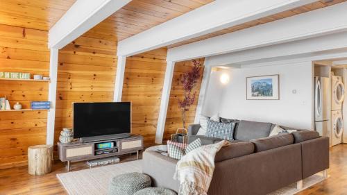 Tahoe Woods Casa | Chickadee by AvantStay Modern A-Frame Cabin