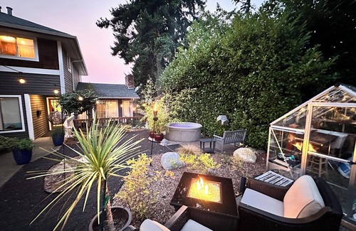 Erlands Point-Kitsap Lake Apartamento | Chico Bay Inn: Luxury King Garden Suite with Beach Access, Kayaks, & Hot Tub
