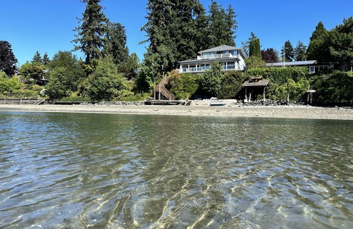 Erlands Point-Kitsap Lake Apartamento | Chico Bay Inn: Luxury King Garden Suite with Beach Access, Kayaks, & Hot Tub