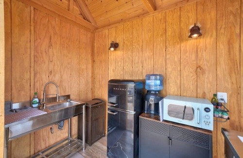 Mount Pleasant Alquiler De RV | Chief's Lodge · Luxury Glamping Teepee w/King Bed on private Mtn!