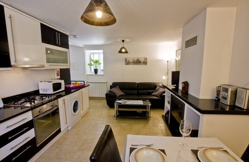 Penela Apartamento | Apartamento apto para niños y mascotas con salón de planta abierta, cocina y comedor.