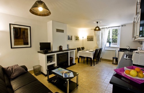 Penela Apartamento | Apartamento apto para niños y mascotas con salón de planta abierta, cocina y comedor.