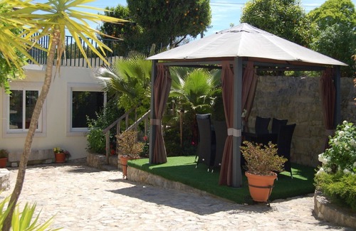 Penela Apartamento | Apartamento apto para niños y mascotas con salón de planta abierta, cocina y comedor.