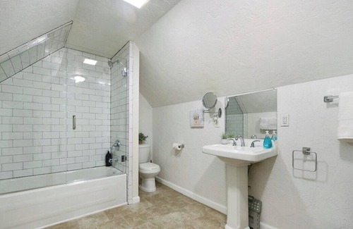 Aspinwall Casa | Child Friendly, Parking, King Bed, 15 min to DT