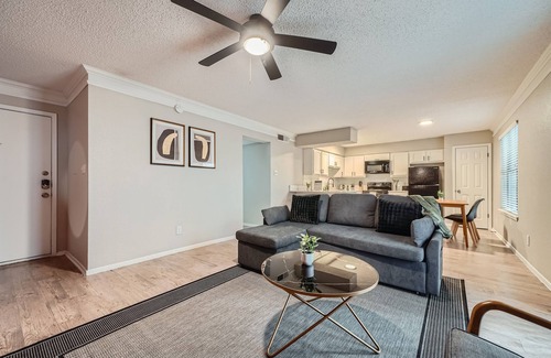 Brentwood Apartamento | Chill 2B Getaway | 10min > DTWN | W/D, Pool, Prkg