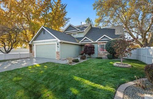 Meridian Casa | Chill & Grill Firepit, Bbq, 70 Tv, Near Topgolf