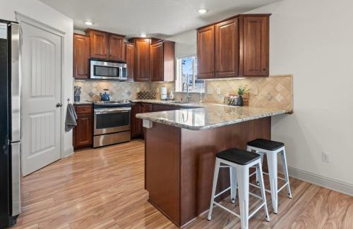 Meridian Casa | Chill & Grill Firepit, Bbq, 70 Tv, Near Topgolf