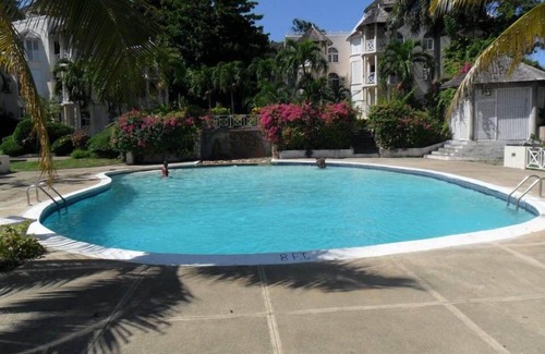 Ocho Rios Condominio | Relájate en la colina / wifi gratis A / c, wi-fi gratuito, comunidad cerrada