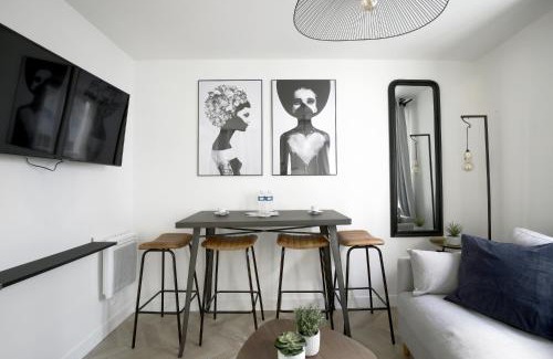 Parc-de-Montsouris Apartamento | Chill-out on Private Patio in Vintage Masterpiece