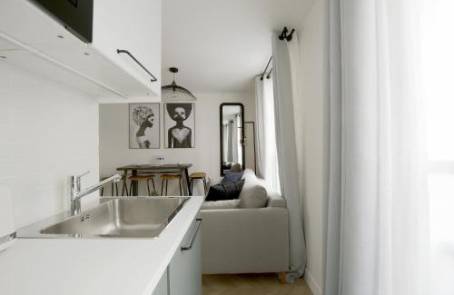 Parc-de-Montsouris Apartamento | Chill-out on Private Patio in Vintage Masterpiece