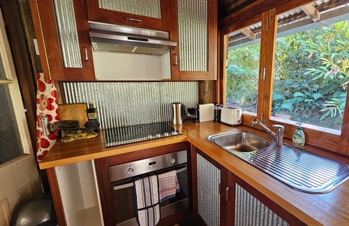 Bungwahl Cabina | Chill Out on the shores of the beautiful Myall Lake