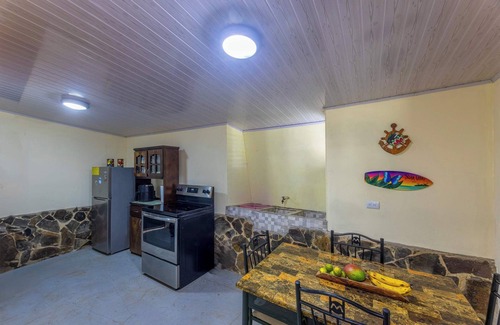 Esterillos Oeste Casa | Chill Surf Getaway, 1 Min Walk to the Beach