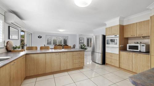 Coffs Harbour Casa | Chillax - Walk to Beach, Sauna, Pet-Friendly, Sleeps 6