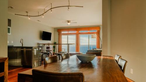 Waves Apartamento | Chimmi House - Waterfront 3-Bedroom, 3-Bathroom Suite at REAL Watersports