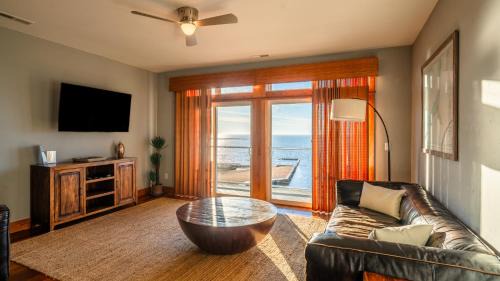 Waves Apartamento | Chimmi House - Waterfront 3-Bedroom, 3-Bathroom Suite at REAL Watersports