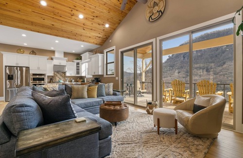 Chimney Rock Casa | Chimney Rock on Stilts By CM | Epic Views, Hot Tub & Dogs Welcome!