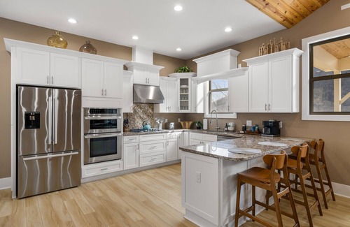 Chimney Rock Casa | Chimney Rock on Stilts By CM | Epic Views, Hot Tub & Dogs Welcome!