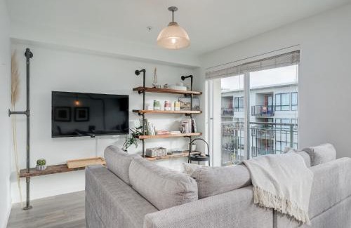 Downtown Victoria Apartamento | Chinatown Gem - min 30 Day Stay-Sunny South-Facing Suite with Work Desk in Historic Chinatown by Victoria Prime!