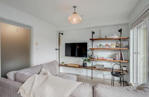 Downtown Victoria Apartamento | Chinatown Gem - min 30 Day Stay-Sunny South-Facing Suite with Work Desk in Historic Chinatown by Victoria Prime!