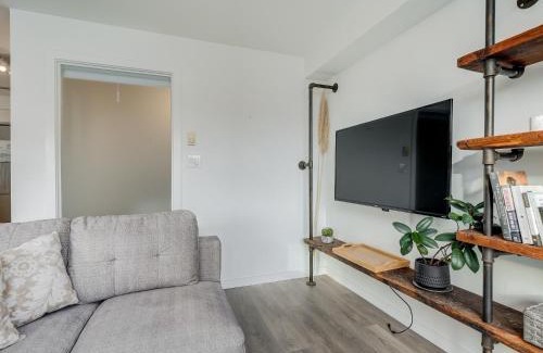 Downtown Victoria Apartamento | Chinatown Gem - min 30 Day Stay-Sunny South-Facing Suite with Work Desk in Historic Chinatown by Victoria Prime!