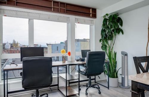 Downtown Victoria Apartamento | Chinatown Gem - min 30 Day Stay-Sunny South-Facing Suite with Work Desk in Historic Chinatown by Victoria Prime!