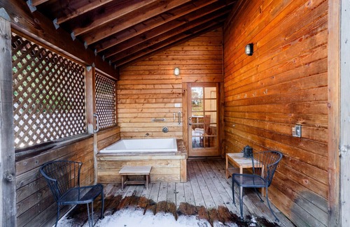 Ashland Cabina | Chinquapin Mountain Cabin w/ Jacuzzi and Wood Stove at Green Springs Inn