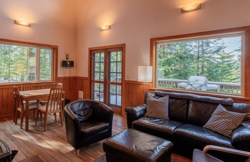 Ashland Cabina | Chinquapin Mountain Cabin w/ Jacuzzi and Wood Stove at Green Springs Inn