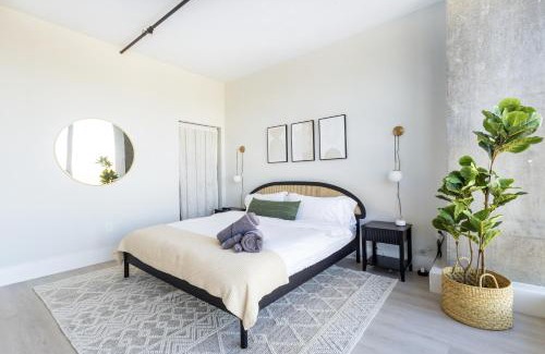 Historic Downtown Apartamento | Chique Loft 15 Min from NYC with City View & Pool