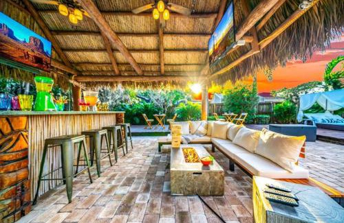 Pompano Beach Casa | Chique Pool and Tiki Resort