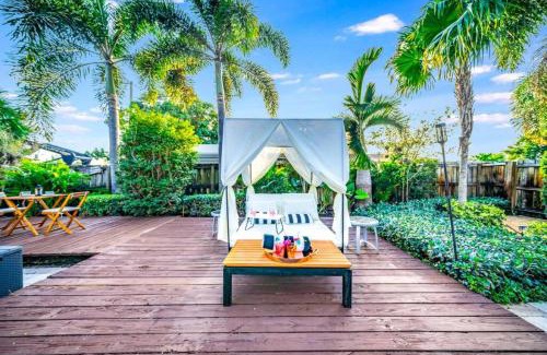 Pompano Beach Casa | Chique Pool and Tiki Resort