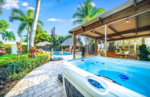 Pompano Beach Casa | Chique Pool and Tiki Resort