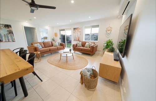 Hayborough Casa | Chiton Breeze Stylish Family Beach House With Kids Retreat, 200m From Beach