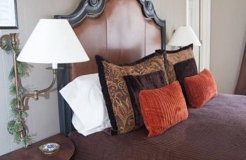 South Fork Cama Y Desayuno | Chloe's Corner GUESTROOM at Arbor House Inn Bed & Breakfast on the River