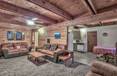 North Upper Truckee Cabina | Cholula 811c 4 Bedroom Cabin by RedAwning