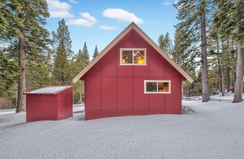 North Upper Truckee Cabina | Cholula 811c 4 Bedroom Cabin by RedAwning