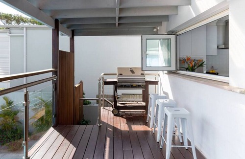 Mona Vale Casa | Choose your Beach from this Resort Style Getaway