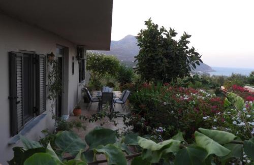 Gramvousa Casa | Chrissi's house with garden and sea view Zerviana