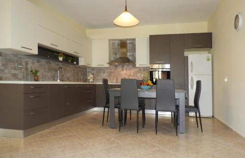 Gramvousa Casa | Chrissi's house with garden and sea view Zerviana