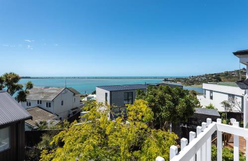Mount Pleasant Casa | Christchurch - Art space, sea views, private