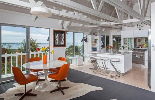 Mount Pleasant Casa | Christchurch - Art space, sea views, private