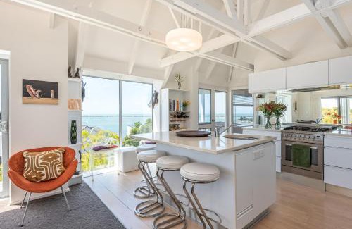 Mount Pleasant Casa | Christchurch - Art space, sea views, private