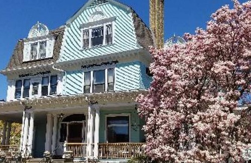 Racine Cama Y Desayuno | Christmas House Bed and Breakfast
