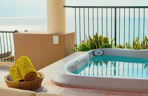 Flamingos Villa | CHRISTMAS in 2 Bedroom OCEAN FRONT VILLA / Jacuzzi on balcony - Nuevo Vallarta