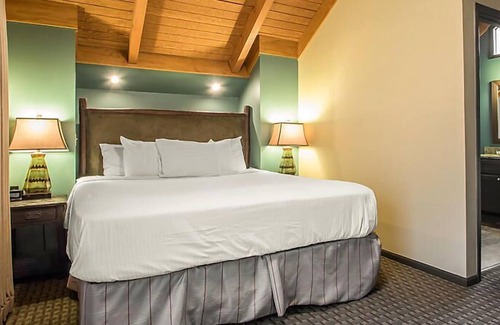 Wisconsin Dells Complejo | Christmas Mountain Village Resort completamente abastecido con 13 colinas de esquí, 27 hoyos de golf, canchas de tenis y más