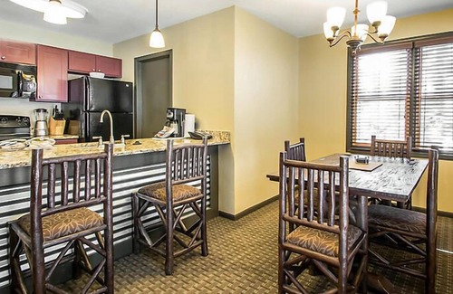 Wisconsin Dells Complejo | Christmas Mountain Village Resort completamente abastecido con 13 colinas de esquí, 27 hoyos de golf, canchas de tenis y más