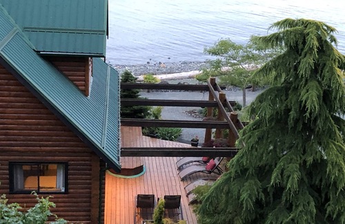 Regional District of Nanaimo Casa | sleeps14 Beachfront Log Home, hot tub, watercraft clam/oyster many hiking trails