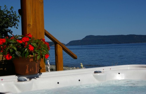 Regional District of Nanaimo Casa | sleeps14 Beachfront Log Home, hot tub, watercraft clam/oyster many hiking trails