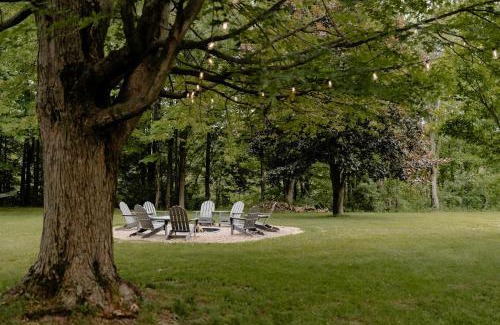 Benton Harbor Casa | Christmas Tree Farm - Evergreen Escape