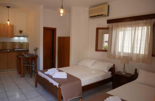 Monemvasia Apartamento | Chrysoula’s Welcoming Triple Room with Yard