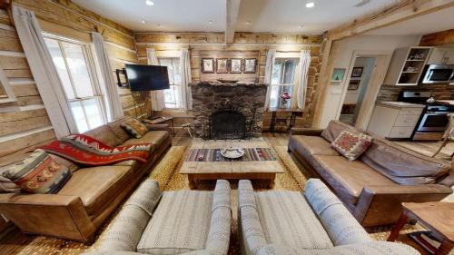 Red River Casa | Chula Vista Cabin - Pet Friendly - WiFi - Washer - Dryer - Fireplace - Grill